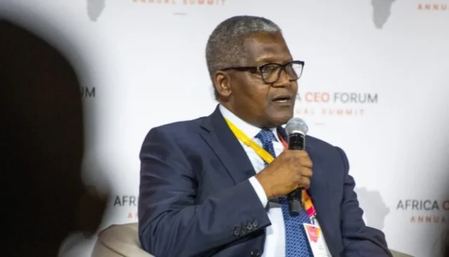Dangote-Aliko-in-suit-holding-mic-alone-640x366
