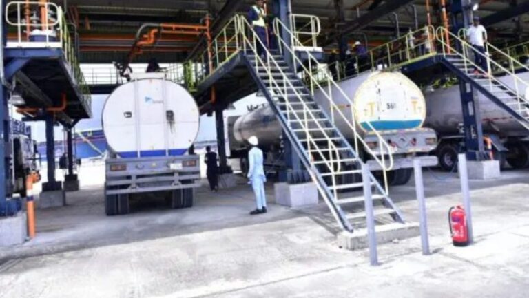 Dangote-Refinery-Loading-Bay-960x552-2-780x440