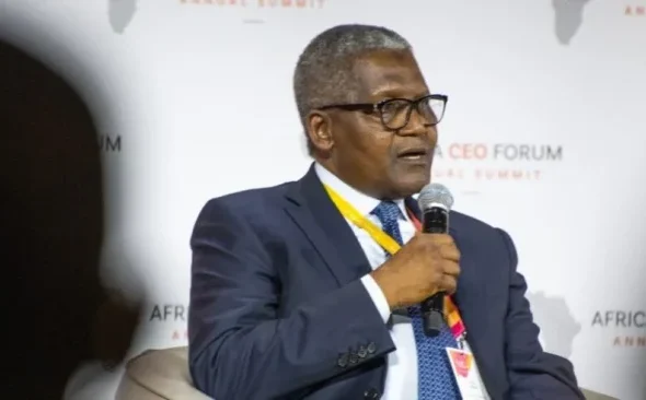 Dangote-Aliko-in-suit-holding-mic-alone-640x366